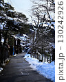 雪の舞う飛騨高山の雪景色 130242926