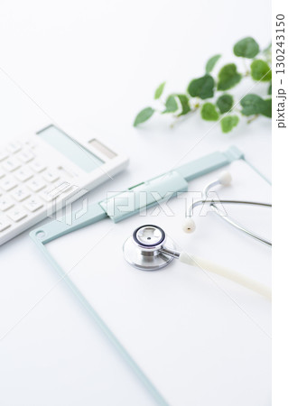 聴診器とバインダー 130243150