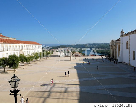 コインブラ 旧大学の広場 モンデゴ川への眺め (ポルトガル、コインブラ) コインブラ 旧大学の広場 モンデゴ川への眺め (ポルトガル、コインブラ) 130243193
