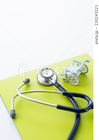 聴診器とバインダーと車椅子 130243221