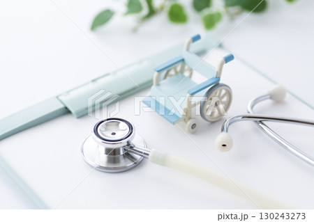 聴診器とバインダーと車椅子 130243273