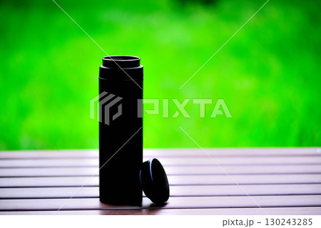 水筒　公園のテーブル  130243285