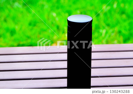 水筒　公園のテーブル  130243288