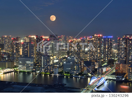 晴海の高層ビル群の上に見える満月 130243296