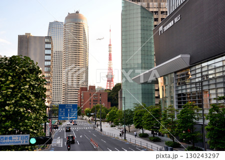 虎ノ門ヒルズ近くの歩道橋から眺める東京タワーと旅客機 虎ノ門ヒルズ近くの歩道橋から眺める東京タワーと旅客機 130243297