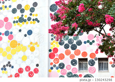 虎ノ門の水玉模様の壁がある建物と百日紅の紅い花 130243298