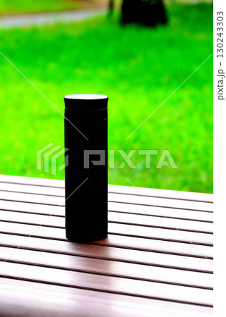 水筒　公園のテーブル  130243303