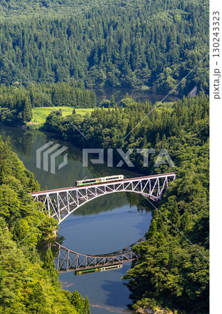 福島県の第一只見川橋梁から望む景色と只見線 130243323
