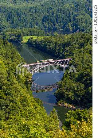 福島県の第一只見川橋梁から望む景色と只見線 130243325