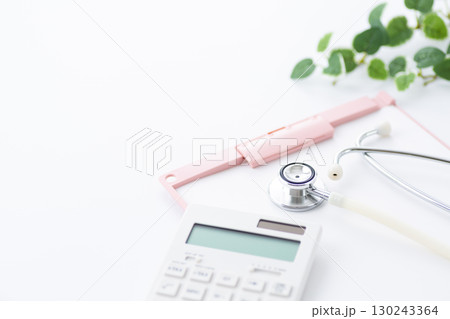 聴診器とバインダーと電卓 130243364