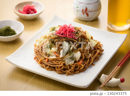 出来立て熱々のソース焼きそばと冷えたビール 居酒屋の定番メニューを彩る晩酌シーン 出来立て熱々のソース焼きそばと冷えたビール 居酒屋の定番メニューを彩る晩酌シーン 130243375