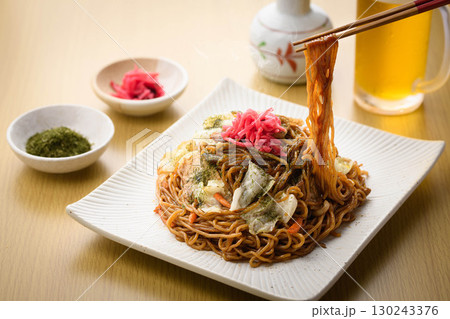出来立て熱々のソース焼きそばと冷えたビール 居酒屋の定番メニューを彩る晩酌シーン 出来立て熱々のソース焼きそばと冷えたビール 居酒屋の定番メニューを彩る晩酌シーン 130243376
