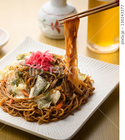 出来立て熱々のソース焼きそばと冷えたビール　居酒屋の定番メニューを彩る晩酌シーン 130243377