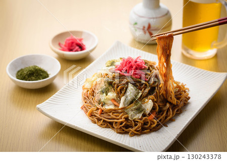 出来立て熱々のソース焼きそばと冷えたビール 居酒屋の定番メニューを彩る晩酌シーン 出来立て熱々のソース焼きそばと冷えたビール 居酒屋の定番メニューを彩る晩酌シーン 130243378