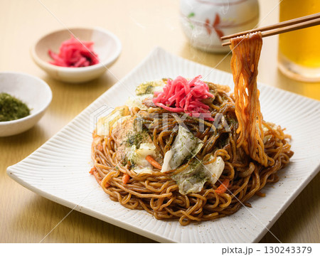 出来立て熱々のソース焼きそばと冷えたビール　居酒屋の定番メニューを彩る晩酌シーン 130243379