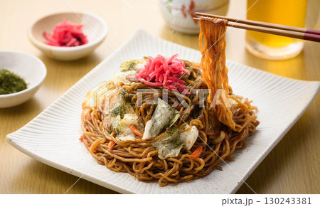 出来立て熱々のソース焼きそばと冷えたビール　居酒屋の定番メニューを彩る晩酌シーン 130243381