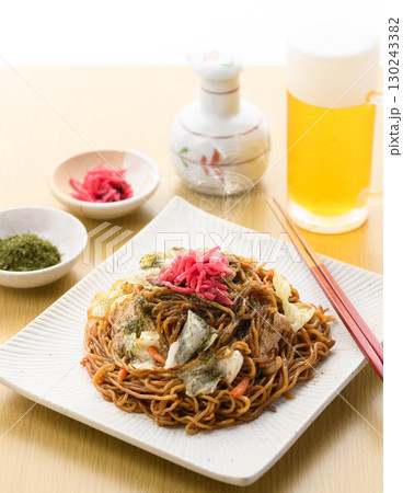 出来立て熱々のソース焼きそばと冷えたビール　居酒屋の定番メニューを彩る晩酌シーン 130243382