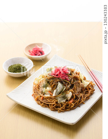 出来立て熱々のソース焼きそば　紅しょうがと青のりを添えた家庭料理の定番麺メニュー 130243383