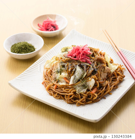 出来立て熱々のソース焼きそば　紅しょうがと青のりを添えた家庭料理の定番麺メニュー 130243384