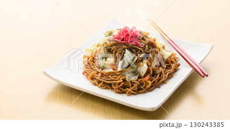 出来立て熱々のソース焼きそば 紅しょうがと青のりを添えた家庭料理の定番麺メニュー 出来立て熱々のソース焼きそば 紅しょうがと青のりを添えた家庭料理の定番麺メニュー 130243385