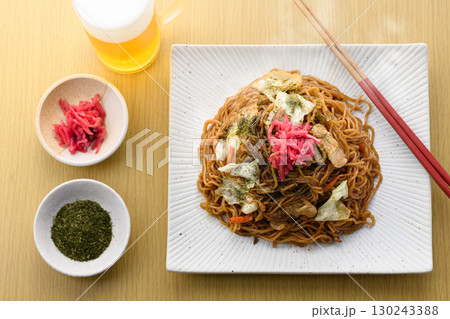 出来立て熱々のソース焼きそばと冷えたビール　居酒屋の定番メニューを彩る晩酌シーン 130243388