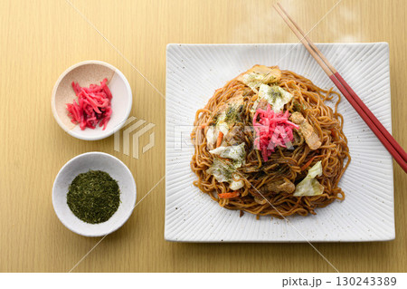 出来立て熱々のソース焼きそば　紅しょうがと青のりを添えた家庭料理の定番麺メニュー 130243389