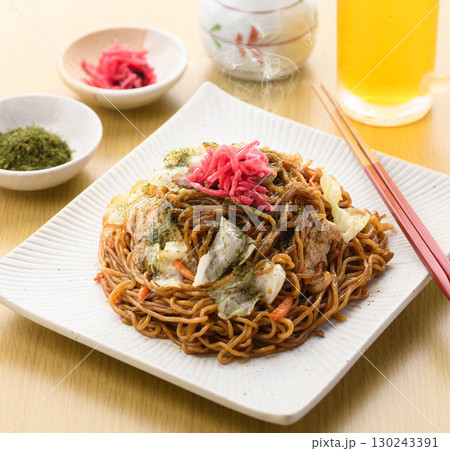 出来立て熱々のソース焼きそばと冷えたビール　居酒屋の定番メニューを彩る晩酌シーン 130243391