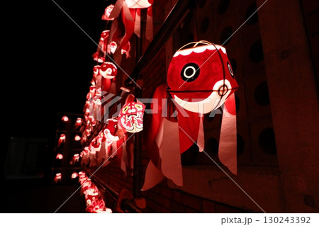 点灯された柳井市の金魚提灯 130243392
