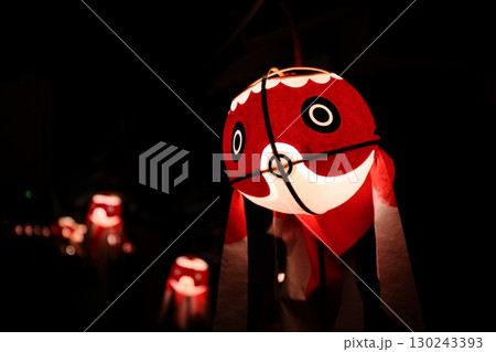 点灯された柳井市の金魚提灯 130243393