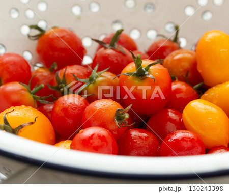 コランダーのプチトマト（フルーツトマト） 130243398