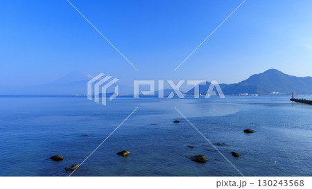 駿河湾越しに望む、富士山 130243568