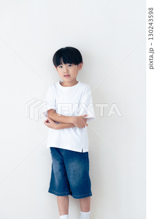 Tシャツ姿の男の子 Tシャツ姿の男の子 130243598