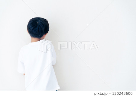 Tシャツ姿の男の子 Tシャツ姿の男の子 130243600