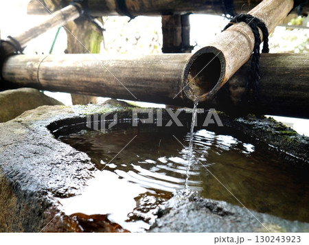 手水舎の吐水口から水が流れる風景 手水舎の吐水口から水が流れる風景 130243923