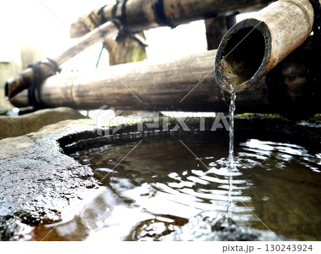 手水舎の吐水口から水が流れる風景 手水舎の吐水口から水が流れる風景 130243924