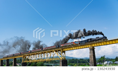 鉄橋を渡るSLばんえつ物語の蒸気機関車と客車 130243930