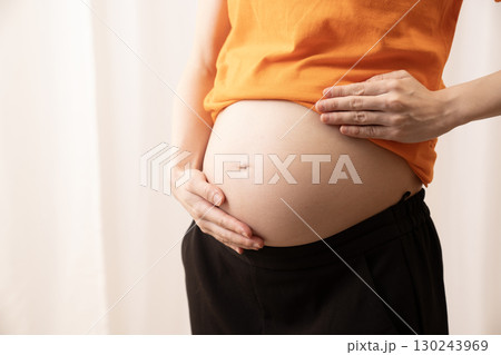 妊娠8ヶ月の女性のお腹 妊娠8ヶ月の女性のお腹 130243969