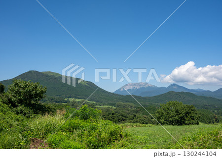 日本の岡山県真庭市の蒜山高原の美しい山の風景 130244104