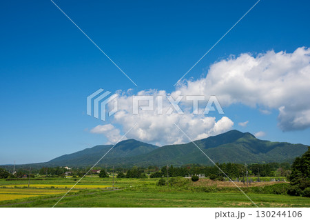 日本の岡山県真庭市の蒜山高原の美しい山の風景 日本の岡山県真庭市の蒜山高原の美しい山の風景 130244106