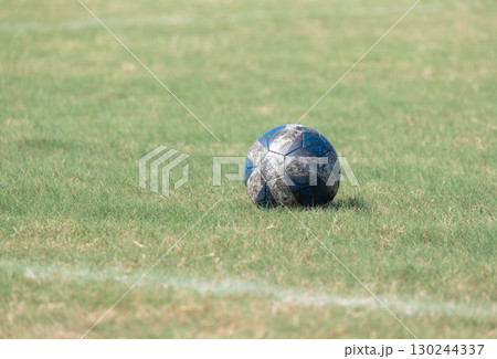 芝生に転がるサッカーボール 130244337
