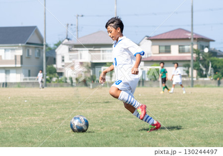 サッカーの試合をする中学生の男の子 サッカーの試合をする中学生の男の子 130244497