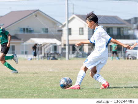 サッカーの試合をする中学生の男の子 130244498