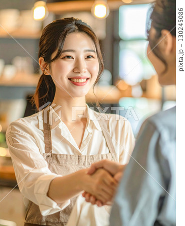 笑顔で握手している女性 笑顔で握手している女性 130245086