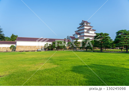 福島県会津若松市の鶴ヶ城 日中 福島県会津若松市の鶴ヶ城 日中 130245098