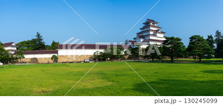 福島県会津若松市の鶴ヶ城 日中 福島県会津若松市の鶴ヶ城 日中 130245099