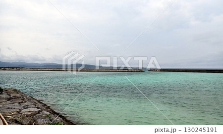 沖縄県八重山諸島鳩間島の港の海の風景 130245191