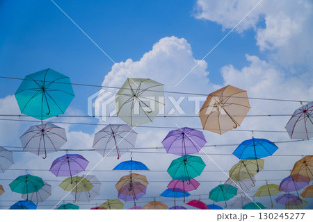 カラフルな傘と青い空 130245277