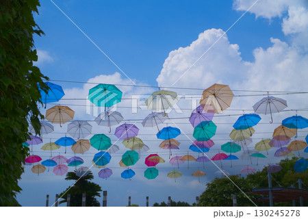 カラフルな傘と空 130245278
