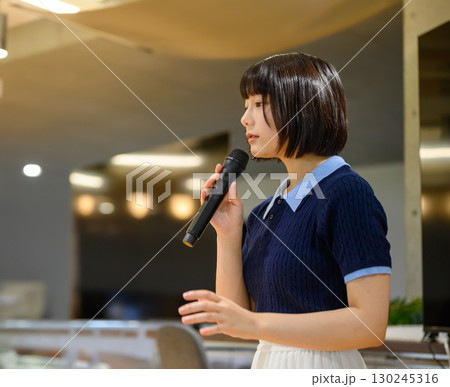 　マイクで話す女子学生（横顔） 130245316