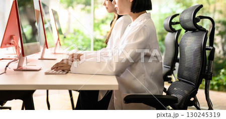 白衣の女性たち 130245319